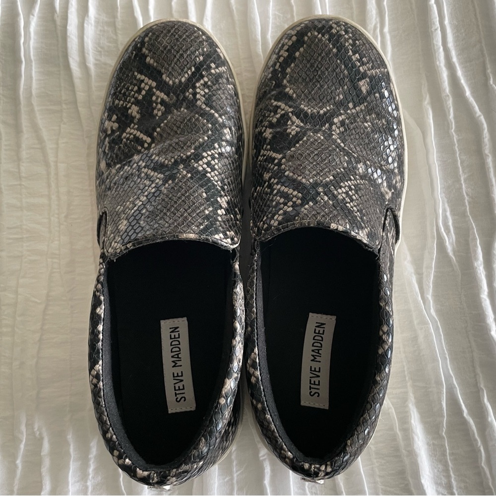 Steve Madden Slip on shoes